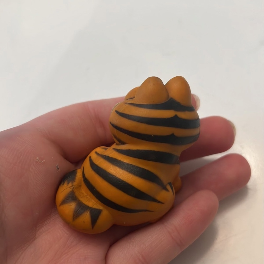 - Vintage Garfield potato brush, cat, orange.